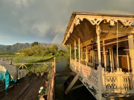 Houseboat Zaindari Palace