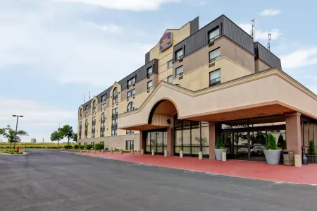 Best Western Plus Toronto North York Hotel & Suites Отели рядом с достопримечательностью «Блэк Крик Пайонир Виллидж»