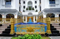 Crown Nguyen Hoang Hotel - parking