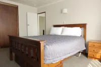 Colonial Motel - Motels
