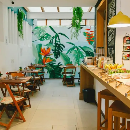 Palace Beach Hostel Отели рядом с достопримечательностью «Пляж Арпоадор»