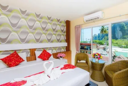 Phi Phi Maiyada Resort Отели рядом с достопримечательностью «Monkey Beach»