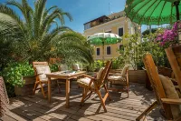 Palm Gallery Hotel