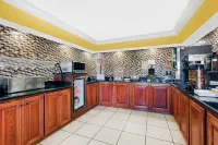 Super 8 by Wyndham Byron/South Macon