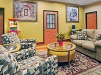 Days Inn by Wyndham Louisville Airport Fair and Expo Center - parkir