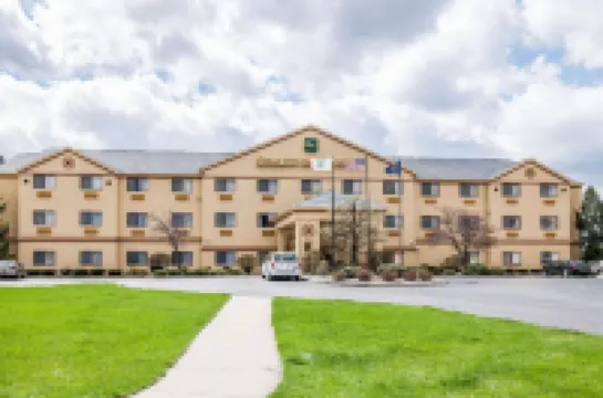 Quality Inn & Suites South Bend Airport Hotels in 