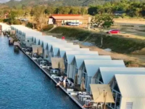 M & R 2 float house Hoteles en Feuang