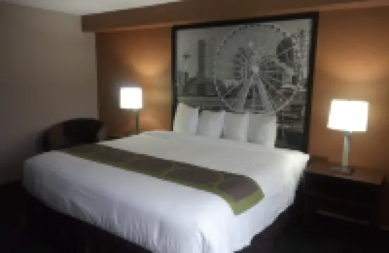 Super 8 by Wyndham Lynnwood