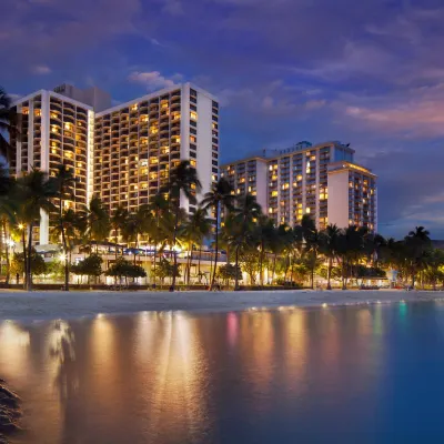 Waikiki Beach Marriott Resort & Spa Отели рядом с достопримечательностью «Пляж Макалей»
