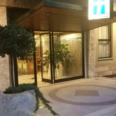 Hotel Excelsior Hotel in zona Parrocchia S. Maria Degli Angeli - Villa Stanazzo
