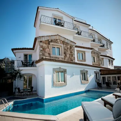 دولتشي فيتا بوتيك أوتل Hotels near شاطئ روماتزينو