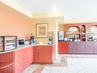 Super 8 by Wyndham Cornwall on - พร้อมอาหารเช้า