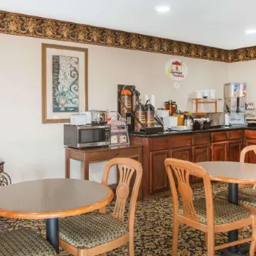 Super 8 by Wyndham Cabot