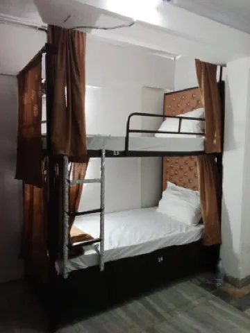 Indigo 66 - Boys Hostel Near Seepz Midc Andheri فنادق في 