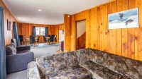 Ossies Motels and Chalets - balcony