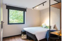 Ibis Brussels Centre Châtelain Hotels near Tenbosch park