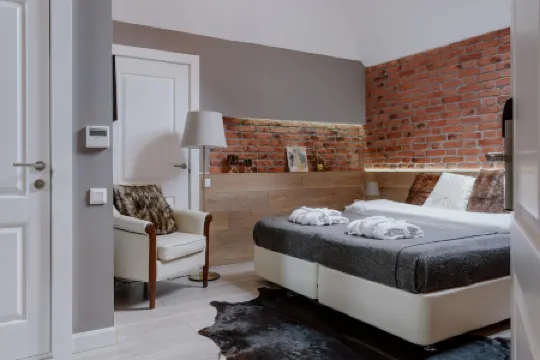 Бутик-отель Gold 1905 (Голд 1905) Отели рядом с достопримечательностью «Ural Ryibni Conserva im. M.P.Musorskogo»