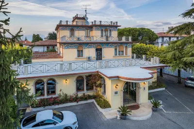 Hotel Gardenia Sirmione Hotels near Via Vittorio Emanuele