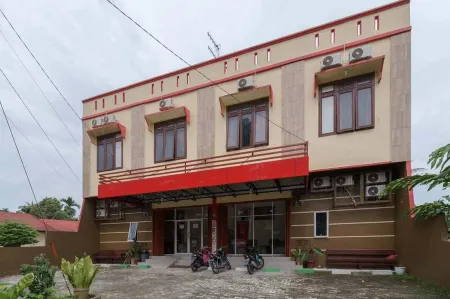 RedDoorz Near RS Adam Malik Medan 2 Отели в г. Biru-Biru