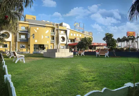Hotel Sun Plaza Отели рядом с достопримечательностью «Veraval Seafront»