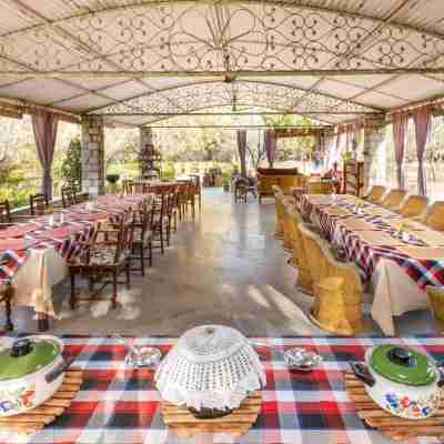 Korta Escape Dining/Meeting Rooms