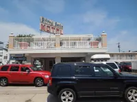 Sifting Sands Motel - parking