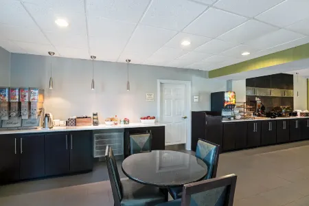 La Quinta Inn & Suites by Wyndham Lebanon Отели в г. Уилсон