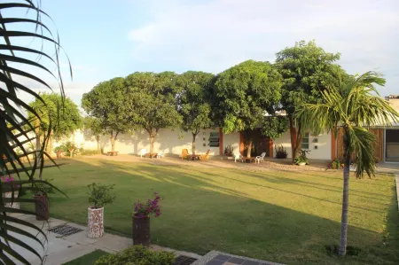 Hotel Emerawaa Отели рядом с достопримечательностью «Su lin khaw»