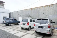 RedDoorz Near Stasiun Batang - parking