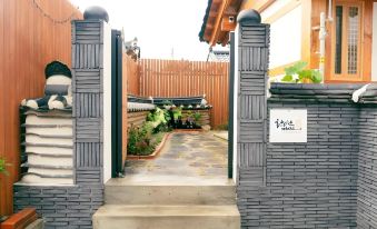 Gyeongju Hwangridan Casa De