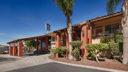 Best Western Americana Inn Отели рядом с достопримечательностью «Лас Америка Премиум Аутлетс»