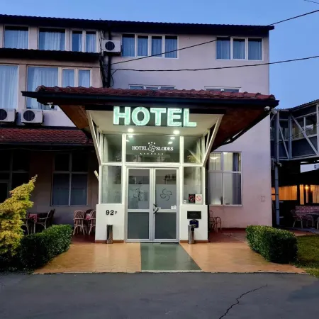 Hotel Slodes Отели рядом с достопримечательностью «Парк Кошутняк»