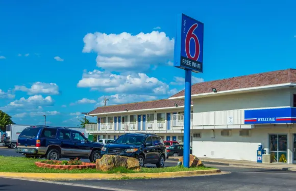 阿德莫爾6號汽車旅館