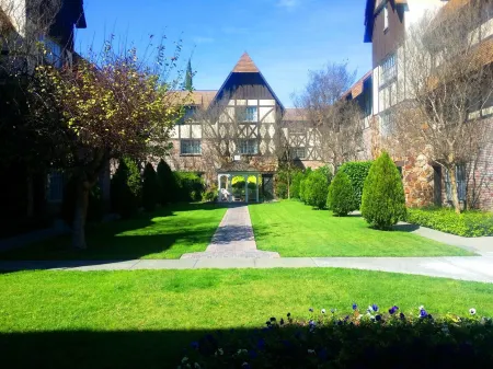 Anaheim Majestic Garden Hotel Отели рядом с достопримечательностью «Луигис Ролликин Роудстерс»