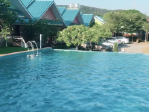 แสงทองบีชรีสอร์ท โรงแรมในอำเภอ แหลมสิงห์