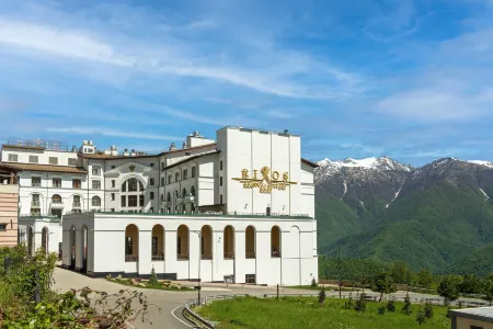 Rixos Krasnaya Polyana Sochi (Риксос Красная Поляна Сочи) Отели рядом с достопримечательностью «Смотровая поляна 960»
