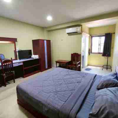 โรงแรมเมโทรเรสซิเดนซ์ (บุญเที่ยงแมนชั่น) Rooms