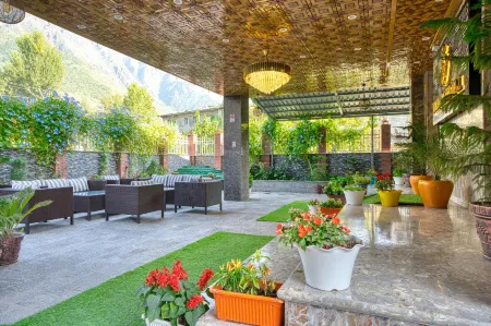 Hotel the Montreal Near by Dal Lake Отели рядом с достопримечательностью «Нишэт Гарден»