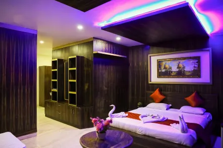 Hotel Pkp Grand Отели рядом с достопримечательностью «HOGENAKKAL FALLS BOATMAN THIRUMALAI»