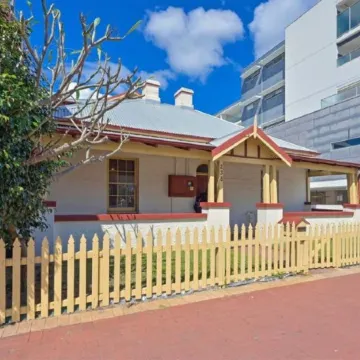 Emu Backpackers Perth - note - Valid Passport required for check in