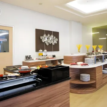 Grand G7 Hotel Kemayoran Отели рядом с достопримечательностью «Рынок Пасар Бару»
