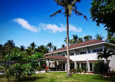 Sunset Cove Beach & Dive Resort