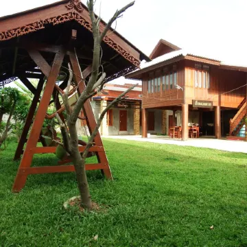 Pon-Pon & Nuan-La-or