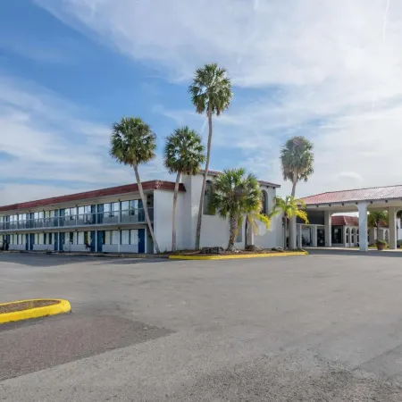 Motel 6 Spring Hill, FL - Weeki Wachee Отели в г. Эрнандо