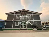 LikeHome Rooms - parking