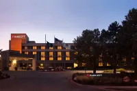 Omaha Marriott Hotels near Tom Kelley's Bowling Pro Shop