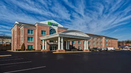 Holiday Inn Express & Suites London Отели рядом с достопримечательностью «Парк Леви Джэксон Уайлдернесс Роуд»
