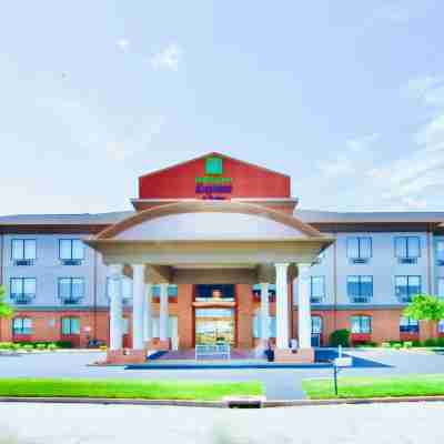 Holiday Inn Express & Suites ST Charles Hotel Exterior