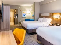 Holiday Inn Express & Suites RALEIGH SW NC STATE by IHG โรงแรมใกล้หอระฆังอนุสรณ์