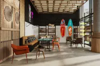 Moxy Nice Hotels in Сен-Лоран-дю-Вар